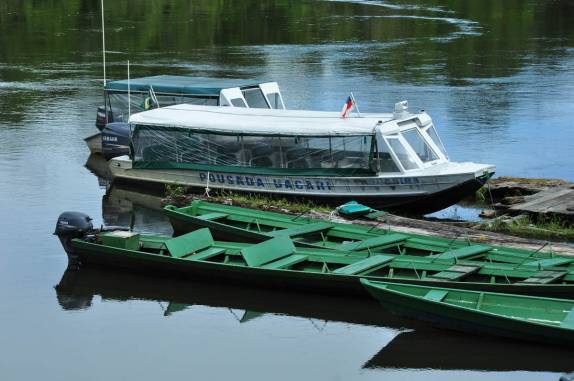 A 'frota' de barcos da Pousada Uacari, na Reserva do Mamirauá, na região de Tefé, no Amazonas